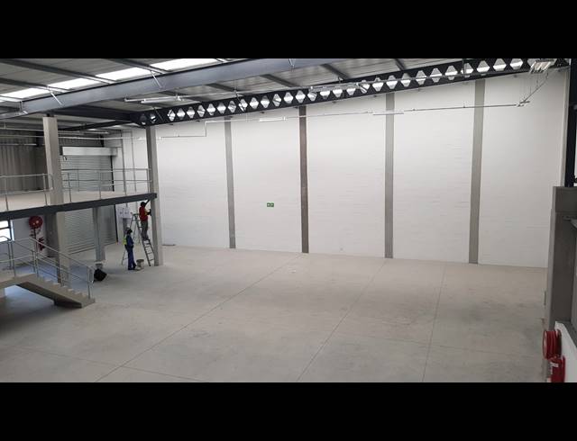 1,006M² FACTORY TO LET IN STIKLAND